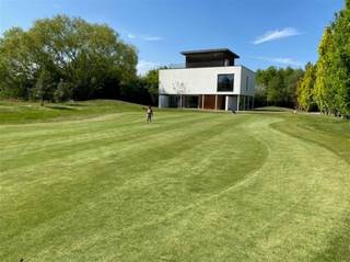 <p><span>Deze exclusieve villa, gelegen op het golfterrein van Paal, werd gebouwd in 2010. De villa bestaat uit drie verdiepingen. </span></p><p><span> </span></p><p><span>Op het gelijkvloers leidt de inkomhal met vestiaire naar een polyvalente ruimte. Deze ruimte wordt momenteel benut als studio. In deze studio bevindt zich een slaapruimte en zitruimte. De keuken, wasplaats en alle technische voorzieningen zijn weggewerkt in inbouwkasten. De studio geeft toegang tot een zuidgericht terras met zicht op het golfterrein. Nog op het gelijkvloers bevindt er zich een badkamer met ligbad en toilet.<br /><br />De trap naar het eerste verdiep leidt naar de grote open leefkeuken met extra bergruimte. Aansluitend aan de keuken is er een eetruimte, TV-hoek en zithoek. Vanuit de eetruimte is er toegang tot het ruime terras. Verder bevinden er zich op dit verdiep nog twee slaapkamers, een douchekamer en een apart toilet.<br /><br />De trap naar het tweede verdiep komt uit op de master bedroom met inloopdressing. De badkamer is ensuite met een sauna. De master bedroom heeft toegang tot een westgericht terras. Er is eveneens een apart toilet op dit verdiep.</span></p><p><span><br />De hoge plafonds en het vele lichtinval creëren een zeer ruimtelijk gevoel. De ligging in het groen op het golfterrein van Paal draagt bij aan het rustige woongenot van deze villa. Ideaal voor wie op zoek is naar een instapklare woning met een zeer goede ligging! </span></p><p><span> </span></p><p><span>Extra’s: alarm, vloerverwarming, vliegenramen, sauna, rolluiken, hoge plafonds,... </span></p><p><span><br />Huurprijs: 2.500 EUR per maand<br />Beschikbaar vanaf 5 januari 2027.</span></p><p><span> </span></p>