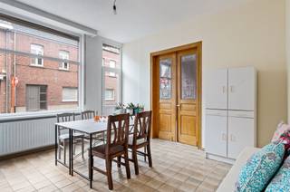 <p><span>Charmante woning te Putte met klassieke uitstraling en hedendaags wooncomfort.</span></p><p><span>Ontdek deze karaktervolle woning in het hart van Putte, waar authenticiteit en ruimte perfect samenkomen. Met een bewoonbare oppervlakte van maar liefst 245 m² en vier volwaardige slaapkamers biedt deze woning alle comfort voor gezinnen of wie graag ruim woont.</span></p><p><span>De woning beschikt over een ruime leefruimte, een praktische keuken en een badkamer, wat samen zorgt voor een aangenaam en functioneel wooncomfort. Parkeren vormt bovendien nooit een probleem dankzij de ruime inpandige garage, waardoor een staanplaats steeds gegarandeerd is.</span></p><p><span>Een absolute meerwaarde is de zolderverdieping van meer dan 61 m², die tal van mogelijkheden biedt om extra kamers, een hobbyruimte of bureau te creëren. Dankzij de grote raampartijen geniet de woning bovendien van een uitzonderlijk mooie lichtinval.</span></p><p><span>Gelegen aan het dorpsplein van Putte, bevinden winkels, scholen en openbaar vervoer zich op wandelafstand.</span></p><p><span>Een unieke combinatie van ruimte, charme en een topligging.</span></p><p><span> </span></p><p><span>Interesse? Twijfel dan niet en maak snel een afspraak via www.immovercammen.be of 015/755 444.</span></p><p><span> </span></p>