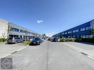 <span><strong><u>INDELING</u></strong>: <br /><u>Glv.:</u> inkomhal - landschapsbureel - berging - sanitaire ruimten (dames/heren).<br /><u>1°V.:</u> landschapsbureel - keuken (met spoelbak en koelkast) - serverlokaal.<br /><br /><strong><u>AFWERKING</u></strong>: bevloering in tegels, dubbele beglazing met aluminium schrijnwerk, verlaagd plafond met ingebouwde LED-verlichting, muren bepleisterd en geschilderd.<br /><u>Algemeen</u>: luxueuze afwerking!<br /><br /><strong><u>NUTSVOORZIENINGEN</u></strong>: elektriciteit, stadswater, vloerverwarming (warmtepomp), AIRCO, led-verlichting, ventilatie, internet en telefonie (Belgacom).<br /><br /><strong><u>LIGGING</u></strong>: op industriezone "Herdersburg"; vlot bereikbaar via expresweg!<br /><br /><u>*Opmerkingen</u>:<br />- private parkeerplaatsen voor de deur.<br />- Onmiddellijk beschikbaar.<br />- De maandelijkse vergoeding is exclusief btw (21%), onroerende voorheffing, aandeel in de gemene delen (pro rata oppervlakte) en verbruik nutsen.<br />- Onze referentie op <strong>www.centro.be </strong>: <strong>O0123-2TK</strong> of contacteer ons via <strong><span>050/70.01.02</span></strong></span><br /><br /><strong>- CENTRO | Vastgoed is UW SPECIALIST voor al uw vastgoedtransacties in BEDRIJFSVASTGOED (industrie, handel, kantoren, diensten, ...)</strong>