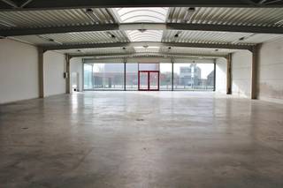 Deze eigendom geniet van een uiterst commerciële ligging en omvat:<br />- een toonzaal (500m²)<br />- volledig afgesloten parking <br />- is toegankelijk achteraan