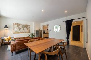 <p><span>Het appartement is gelegen in de Prekersstraat, te midden van één van de hipste wijken van Antwerpen, Sint-Andries. Tussen de Kloosterstraat en de Nationalestraat. De overvloed aan cafés, bars, restaurants en de vele evenementen doen de buurt heel het jaar bruisen. Okay en Delhaize op wandelafstand. Direct aan belangrijke invalswegen &amp; openbaar vervoer. Velostation op wandelafstand. Hier kan je alles te voet doen. </span></p><p><span> </span></p><p><span>- Philips Hue systeem</span></p><p><span>- 2 slaapkamers </span></p><p><span>- rolluiken </span></p><p><span>- Elektra conform </span></p><p><span>- EPC 220 (c) </span></p><p><span>- Gelijkvloers</span></p><p><span>- vernieuwde gasbrander (2023) </span></p><p><span> </span></p><p><span>Nooit sleuren met je boodschappen met een gelijkvloers appartement. Binnenkomen doe je in een inkomhal, daar vind je de gastentoilet. 2 slaapkamers naast elkaar. Leefruimte in L-vorm richting de keuken. Aansluitend een douchekamer met wastafel. Verder is er een gemeenschappelijke koer waar fietsen gezet kunnen worden. Overal rolluiken en Dimmers op de lichten. Perfect voor de city-lover. </span></p><p><span> </span></p><p><span> </span></p>