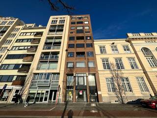 Cet agréable appartement de 2 chambres bénéficie d'un emplacement idéal à Ostende, avec une vue magnifique sur le port de plaisance. Grâce à sa situation centrale, les commerces, les restaurants, les transports en commun et la digue se trouvent à proximité. L'appartement est donc idéal pour ceux qui aiment profiter de l'animation d'Ostende tout en souhaitant vivre au calme avec vue sur l'eau. L'appartement est disponible à partir du 1er octobre 2026. Le loyer mensuel s'élève à 900 €, auxquels s'ajoutent une avance de 60 € pour les charges communes et une avance de 140 € pour le chauffage. Ce bien à louer à Ostende vous intéresse ? Rendez-vous sur le site www.dermul.be, puis cliquez sur le bien que vous souhaitez louer. En cliquant sur le bouton « Je suis intéressé », nous vous demandons de remplir un bref profil. Nous vous contacterons ensuite pour organiser une visite. Aucun rendez-vous ne peut être pris par téléphone.