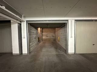 Afgesloten garagebox in een ondergronds garagecomplex. Gelegen in het centrum in Oostende nabij het stadhuis. Vrij vanaf 1/09/2025. Huurprijs € 95 +...