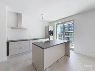 <p>Un appartement élégant et économe en énergie (env. 112 m²) doté d'une grande terrasse offrant une vue magnifique sur le port de plaisance. Ce projet unique a été réalisé en 2018 et se distingue par son architecture moderne.</p>
<p>Le hall d'entrée est équipé d'un vestiaire et de toilettes séparées pour les invités. Le salon spacieux et lumineux (env. 34 m²), revêtu de parquet, bénéficie d'une vue exceptionnelle sur le port de plaisance. Il est prolongé par une cuisine ouverte entièrement équipée avec un plan de travail en pierre.</p>
<p>La terrasse s'intègre parfaitement à l'espace de vie et constitue l'endroit idéal pour se détendre et profiter de la belle vue sur le Kempisch Dok.</p>
<p>Le couloir de nuit donne accès à deux chambres à coucher à part entière (environ 16 m² et 12 m²) et à une troisième pièce actuellement aménagée en bureau. La chambre principale, dotée de parquet (environ 16 m²), dispose d'une salle de bains attenante équipée d'un meuble de salle de bains, d'un jacuzzi et de toilettes. Il y a également une salle de douche séparée avec douche à l'italienne et lavabo. Les chambres sont situées à l'arrière et offrent une vue sur le joli jardin intérieur.</p>
<p>Il y a également un débarras pratique avec un raccordement pour une machine à laver.</p>
<p>L'appartement dispose de panneaux solaires, de stores automatiques et d'un débarras privatif en sous-sol. Une place de parking souterraine est disponible au prix de 45 000 €.</p>