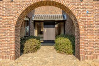 Deze woning is rustig gelegen in Olmen (Balen), met een vlotte verbinding naar omliggende gemeenten en alle nodige voorzieningen in de nabije omgeving. De groene setting en de goede bereikbaarheid zorgen voor een aangename woonomgeving.<br /><br />Bij het betreden van de woning komt u in de inkomhal met gastentoilet, waarna u doorloopt naar een lichtrijke leef- en eetruimte die mooi aansluit op de keuken. Verder vindt u op het gelijkvloers een bureau of slaapkamer, een praktische berging, een wasplaats en een dubbele inpandige garage. Op de verdieping bevinden zich vier ruime slaapkamers, waarvan één perfect kan dienen als multifunctionele ruimte, en een badkamer. De woning beschikt daarnaast over een volledige kruipkelder en een zolder bereikbaar via een luik, met mogelijkheden om extra kamers te creëren. Buiten geniet u van een overdekt terras en een balkon aan de masterbedroom, met zicht op het ruime perceel en de vijver.<br /><br />Op de verdieping zorgen de ruime slaapkamers voor voldoende comfort, met mogelijkheden voor een groot gezin of thuiswerk. De multifunctionele ruimte biedt extra invulling naar wens.<br /><br />De tuin met vijver en het overdekte terras vormen een rustige plek om te ontspannen, met voldoende privacy en ruimte. De woning beschikt over een dubbele inpandige garage en een ruime opslagplaats met hoge poorten (ca. 4 m), aangevuld met voldoende parkeergelegenheid op de oprit.<br /><br />EPC label C (266 kWh/m²) – geen renovatieverplichting.<br /><br />Een extra wei van 95a49ca kan optioneel aangekocht worden voor een bedrag van 50.000 EUR.<br /><br />• Goed onderhouden woning met veel opbergruimte<br />• Ruim perceel met vijver<br />• 5 slaapkamers met uitbreidingsmogelijkheden<br />• Multifunctionele opslagplaats van 190 m²<br />• Dubbele garage en ruime parkeermogelijkheden