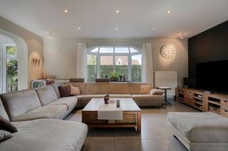 Op een strategische locatie in Destelbergen bevindt zich dit instapklaar huis. De woning onderging een grondige renovatie waarbij modern comfort en een gezellige sfeer centraal staan. Indeling van het hoofdgebouw:- Inkomhal met gastentoilet- Sfeervolle woonkamer voorzien van een ingebouwde haard- Keuken uitgerust met alle hedendaagse toestellen- Drie volwaardige slaapkamers- zolder- Moderne badkamer met kwaliteitsvolle afwerking- Groot terras zonnig terras met optimaal tuincontactAchteraan het perceel bevindt zich een voormalige hoeve die is omgetoverd tot een uniek extra volume. Dit vastgoed in Destelbergen leent zich uitstekend voor wie nood heeft aan een kantoor aan huis, een zelfstandige activiteit, of een plek voor gasten. De combinatie van de renovatie en het authentieke bijgebouw maakt van dit huis in Destelbergen een zeldzame vondst in de Gentse rand.De algemene voorwaarden van Dewaele DIY kunt u steeds raadplegen via dewaele.com.Bestuursmaatregelen in het maatregelenregister: in aanvraag