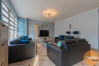 <br />WICHELEN - Deze perfect instapklare woning vindt u op vlakbij het centrum van Wichelen. De ligging van dit pand is bijzonder aantrekkelijk met alle voorzieningen zoals winkels, horeca, scholen en openbaar vervoer in de directe omgeving. Op vlak van ontspanning bent u meteen op het jaagpad langs de Schelde richting de Kalkense Meersen.<br /><br />Naar indeling toe beschikt deze woning op het gelijkvloers over een gezellige leefruimte met veel lichtinval, een geïnstalleerde keuken, een hal, een badkamer en 3 slaapkamers. Verder is er ook nog een praktische berging.<br /><br />Verder is er nog de gezellige, onderhoudsvriendelijke tuin.<br /><br />Extra troeven: EPC D, dubbele beglazing, dakisolatie, 24 zonnepanelen, ... <br /><br />Kortom, bent u op zoek naar een instapklare starterswoning op een leuke locatie? Aarzel dan niet en maak snel uw afspraak! Voor meer info en bezoek 053/60.65.60.