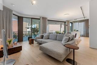 VERKOOP ONDER REGISTRATIERECHTEN. Gelegen in de Paardsdemerstraat 16 te Hasselt, bevindt zich dit uitzonderlijk ruim en energiezuinig appartement. Gelegen pal aan het Z33 en het historische Begijnhof Hasselt, woont u hier in het culturele en groene hart van de stad, met alle voorzieningen op wandelafstand. <br /><br />Een oase van licht, ruimte en comfort<br /><br />Dit uiterst energiezuinig appartement bevindt zich op de eerste verdieping en biedt volledige privacy zonder inkijk. Met een bewoonbare oppervlakte van maar liefst 150 m²(bron EPC) en plafonds van +- 3 meter hoog geniet u hier van een uitzonderlijk ruimtelijk gevoel.<br /><br />De absolute blikvanger is de indrukwekkende wintertuin van +-43 m²: een zonnig terras met verschuifbare glaspanelen, geïntegreerde plantenbakken met automatische bewatering en een naadloze overgang tussen binnen en buiten. Een unieke leefruimte die elk seizoen tot zijn recht komt.<br /><br />Dit appartement is verder tot in de puntjes afgewerkt met kwalitatieve en duurzame materialen en moderne technieken;<br />- Vloerverwarming in het volledige appartement<br />- Airconditioning in leefruimte/keuken en beide slaapkamers<br />- 5 private zonnepanelen (2010 Wp)<br />- Designverlichting, eenvoudig bedienbaar via app<br /><br />De moderne, volledig uitgeruste keuken biedt alle comfort: koelkast en diepvriezer, combi-oven, heteluchtoven, koffiehoek/machine, brede inductiekookplaat en vaatwasser.<br /><br />Indeling;<br />Ruime inkomhal met gastentoilet<br />Lichtrijke leefruimte met open keuken<br />Praktisch ingerichte wasplaats<br />Masterbedroom met ensuite badkamer (dubbele lavabo, inloopdouche, bad en toilet)<br />Tweede slaapkamer met naastgelegen badkamer (lavabo en inloopdouche)<br />Grote zuidgerichte raampartijen met screens, vliegenramen en raamdecoratie<br /><br />Ondergronds;<br />Extra brede, aparte en goed gesitueerde ondergrondse parkeerplaats (mogelijkheid tot het bij aankopen van deze extra ruime parking)<br /><br />Ruime, aparte berging incl.<br /><br />2 gemeenschappelijke binnentuinen voor extra leefkwaliteit<br /><br />2 afgesloten fietsenbergingen:<br />één in de ondergrondse garage (bereikbaar via buitenfietsenlift)<br />één in de afgesloten buitenruimte<br /><br />Dit exclusieve en instapklare appartement combineert een topligging in het centrum van Hasselt met uitzonderlijke volumes, hoogwaardige afwerking en energiezuinige technieken.