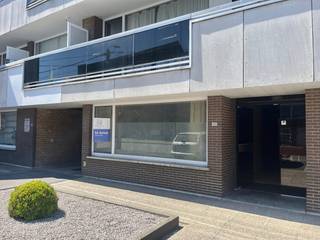 Gelijkvloers appartement te koop in Roeselare met garagebox! <br /><br />Bij het binnengaan van het appartement kom je in de ruime leefruimte met veel lichtinval, aansluitend heb je een open uitgeruste keuken. Er zijn 2 slaapkamers en een badkamer met bad, lavabo en toilet. Daarnaast is er nog een aparte berging waar de technische installaties zich bevinden, maar kan je ook gebruiken als opslagruimte.