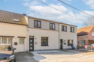 <p><strong>Wonen in rust, natuur en comfort</strong></p>
<p>Droomt u van een thuis waar rust, natuur en modern wooncomfort samenkomen? Deze charmante woning, gelegen in een prachtige bosrijke omgeving, biedt u elke dag het gevoel van vakantie.</p>
<p>Vanuit uw voordeur wandelt u zo de natuur in. Geniet van <strong>mooie wandelingen door het bos</strong> of ontdek de omgeving via <strong>aangename fietstochten langs rustige wegen en groene paden</strong>. Hier woont u midden in het groen, met ruimte om te ademen en te ontspannen.</p>
<p>De woning werd <strong>zorgvuldig en smaakvol gerenoveerd</strong>, waardoor u meteen kunt genieten van hedendaags comfort zonder renovatiestress. Binnen vindt u een warme en lichtrijke leefruimte, een praktische indeling en <strong>drie volwaardige slaapkamers</strong> – ideaal voor een gezin, een thuiskantoor of logeerkamer.</p>
<p>Ook op vlak van energiezuinigheid scoort deze woning bijzonder sterk. Dankzij <strong>extra isolatie, zonnepanelen en een thuisbatterij</strong> woont u hier niet alleen comfortabel, maar ook toekomstgericht en energie-efficiënt. Dat betekent lagere energiekosten én een duurzame investering.</p>
<p>Een extra troef is dat <strong>het perceel ook langs achter toegankelijk is</strong>, wat tal van praktische mogelijkheden biedt, bijvoorbeeld voor fietsen, tuinmateriaal of extra bereikbaarheid van de tuin.</p>
<p><strong>Kort samengevat:</strong></p>
<ul>
<li>
<p>Rustige ligging in een <strong>bosrijke omgeving</strong></p>
</li>
<li>
<p>Prachtige <strong>wandel- en fietsmogelijkheden</strong> vlakbij</p>
</li>
<li>
<p><strong>Volledig gerenoveerde</strong> woning</p>
</li>
<li>
<p><strong>3 slaapkamers</strong></p>
</li>
<li>
<p><strong>Zeer energiezuinig</strong> dankzij isolatie, zonnepanelen en thuisbatterij</p>
</li>
<li>
<p><strong>Perceel toegankelijk langs achter</strong></p>
</li>
</ul>
<p>Een ideale plek voor wie wil wonen in harmonie met de natuur, zonder in te leveren op comfort en duurzaamheid.</p>
<p><strong>Kom de rust, ruimte en charme zelf ontdekken en neem contact met Domestic makelaars 014610386</strong></p>