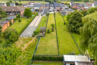 Exclusief te koop bij Access Estate – Instapklare, energiezuinige woning met royale tuin en garagebox<br /><br />Plan uw bezoek via sms of WhatsApp op 0475 92 30 35.<br /><br />Deze prachtig gerenoveerde woning in Wichelen combineert ruimte, comfort en energiezuinigheid op een perceel van 742 m². De absolute blikvanger is de diepe, zonnige tuin met open uitzicht, aangelegd terras en achteraan toegang tot de aparte garagebox. Er is tevens een zijingang met berging voor fietsen en andere meer te plaatsten.<br /><br />Binnen geniet u van een lichtrijke leefruimte, een volledig uitgeruste keuken met zicht op de tuin, en een eveneens vernieuwde kelder en een apart gastentoilet. Op de verdiepingen bevinden zich 4 slaapkamers en 2 bad-/douchekamers met toiletten.<br /><br />Troeven:<br />✔ Heel dure en kwalitatieve totaalrenovatie!<br />✔ Instapklaar en uitstekend onderhouden!<br />✔ EPC-label C<br />✔ Elektrische keuring conform!<br />✔ Asbestveilig!<br />✔ Aparte garagebox! Mogelijkheid om bij aan te kopen!<br />✔ Vernieuwde kelder met garantie<br />✔ Volledig omheinde tuin!<br />✔ Regenwaterput<br />✔ Parkeergelegenheid/toegang achter aan de tuin voor 1 wagen!<br /><br />Dankzij de centrale ligging bevinden winkels, scholen, openbaar vervoer en het station zich op korte afstand.<br />Dit pand heeft een ideale ligging tussen Gent en Aalst/Brussel!<br /><br />Een ideale gezinswoning met een uitzonderlijke tuinbeleving. Plan vandaag nog uw bezoek!