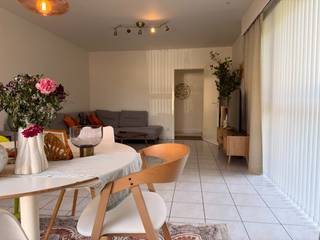 Welkom in de Constant Van Goeystraat, gelegen vlakbij het centrum van Zwijndrecht en op wandelafstand van openbaar vervoer.<br /><br />Dit rustig gelegen gelijkvloerse appartement bevindt zich in een kleinschalig goed onderhouden gebouw.<br />Via de <strong>gemeenschappelijke inkomhal </strong>komen we het appartement binnen. De grote en lichtrijke <strong>woon-/eetkamer</strong> geeft een ruimtelijk gevoel en directe toegang tot de <strong>keuken</strong>. De keuken is voorzien van een keramisch fornuis, dampkap, koelkast en heeft een aansluitende <strong>berging met aansluitingen voor wasmachine en droogkast.</strong><br /><br />De <strong>twee slaapkamers</strong> bevinden zich aan de achterzijde van het gebouw. Vanuit een slaapkamer kan je op het <strong>terras</strong> en de <strong>privatieve tuin</strong>.<br />Via de <strong>nachthal</strong> kunnen we een <strong>apart toilet</strong> bereiken en de <strong>badkamer</strong> die voorzien is van ligbad met douchefunctie en dubbel lavabomeubel.<br /><br />Achteraan het gebouw is er een <strong>garage (17m2)</strong> inbegrepen in de prijs. In de garage is elektriciteit en verlichting aanwezig.<br />Per appartement zijn er ook zonnepanelen voorzien.<br /><br />Het appartement is momenteel <strong>verhuurd.</strong><br /><br /><u><strong>Technisch:</strong></u><br />- EPC: 339 kWh/m2jaar<br />- geen renovatieplicht<br />- G-&amp;P-score: C&amp;D<br />- Wg, Vg, Gvkr, Gmo, Vv