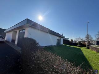 CHARMANTE WITTE BUNGALOW OP TOPLOCATIE IN KRUIBEKE Op zoek naar een gezellige, instapklare woning op een centrale ligging?Deze charmante witte...