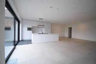 KORTRIJKSESTRAAT 101 BUS 02 TE ARDOOIEInstapklaar ruim gelijkvloersappartement met private tuin en aansluitende garage.Kwalitatief hoogstaand...