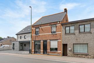 Op zoek naar een praktische woning met veel potentieel? Deze verrassend ruime woning met 4 slaapkamers op een perceel van 3a10ca...