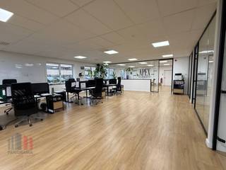 Moderne kantoorruimte van 241 m² met archief van 13 m² te Vilvoorde. Uitstekend gelegen op 1,5 km rijden van de E19 op- en...