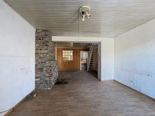 <strong><span>Volledig te renoveren woning met 2 SLPK, op Toplocatie!</span></strong>
<p>Bent u op zoek naar <strong>een betaalbaar renovatieproject </strong>met tal van mogelijkheden? Dan is deze compacte woning in Ternat zeker een bezoek waard. Dankzij haar gunstige ligging nabij Brussel vormt dit pand een uitstekende opportuniteit voor zowel starters als investeerders.</p>
<p>De woning beschikt over een bewoonbare oppervlakte van circa 87,5 m² en omvat op het gelijkvloers <strong>een aangename leefruimte</strong>, <strong>een aparte ruimte voorzien voor een ruime keuken en een badkamer</strong>. Op de bovenverdieping bevinden zich <strong>twee slaapkamers</strong>.</p>
<p>Met de nodige renovatiewerken kan deze woning worden <strong>omgevormd tot een gezellige en functionele thuis </strong>of <strong>een interessant investeringspand met aantrekkelijk verhuurpotentieel</strong>.</p>
<p><strong>Troeven:</strong></p>
<ul>
<li><strong>Compact renovatieproject met veel mogelijkheden</strong></li>
<li><strong>Bewoonbare oppervlakte van ca. 87,5 m²</strong></li>
<li><strong>2 slaapkamers</strong></li>
<li><strong>Ruime mogelijkheden voor inrichting naar eigen smaak</strong></li>
<li><strong>Interessant voor starters en investeerders</strong></li>
<li><strong>Gunstige ligging in Ternat</strong></li>
<li><strong>Vlotte verbinding naar Brussel en omliggende gemeenten</strong></li>
</ul>
<p>Een ideale kans voor wie op zoek is naar een kleinschalig project op een strategische locatie!<br /><br />Contacteer uw vastgoedkantoor KURTIMMO voor meer informatie of een bezoek ter plaatse via 0476/076993 OF info@kurtimmo.be!</p>
<strong><span></span></strong>