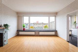 Het appartement is gelegen aan een levendige en centrale locatie. Op slechts een korte wandeling vind je een verscheidenheid aan winkels, scholen...