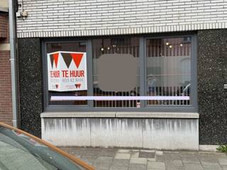 Deze gunstig gelegen kantoorruimte is momenteel opgedeeld in 3 aparte delen en biedt tal van mogelijkheden. Alle voorzieningen zijn...