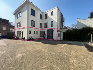 Deze gelijkvloerse ruimte van 110 m² is ideaal gelegen, vlak bij station Gent-Sint-Pieters. Dankzij de nabijheid van de Voskenslaan, de R4 en het centrum van Gent is het pand vlot bereikbaar. Dit is super voor pendelaars naar het werk. <br /><br />Momenteel doet het pand dienst als dierenartspraktijk, maar is ook ideaal voor vrije beroepen.<br />Het pand beschikt over een wachtruimte, drie aparte ruimtes en drie toiletten. Met drie ingangen biedt het tal van mogelijkheden voor verschillende doeleinden. Er is een mogelijkheid om 4 parkeerplaatsen te huren voor €100/maand per plaats. De verwarming werkt op gas en het pand is volledig voorzien van verlichting.<br /><br />Interesse of een bezoek inplannen?<br />Neem gerust contact op met Henry Van Tornhout - KMO Vastgoed via +32 474 13 37 93 of henry@kmovastgoed.be.