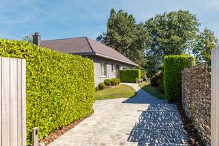 <p>Deze aangename en bijzonder goed gelegen laagbouwvilla bevindt zich in een rustige en residentiële villawijk te Meise. De woning combineert een praktische indeling met aangename leefruimtes en geniet dankzij de laagbouwarchitectuur van een bijzonder comfortabele woonbeleving.</p>
<p>De lichtrijke leefruimte vormt samen met de stijlvolle Siematic-leefkeuken het hart van de woning. Grote raampartijen zorgen voor een aangename lichtinval en een mooie verbinding met de perfect georiënteerde tuin, die volop privacy en ruimte biedt om in alle rust te genieten.</p>
<p>De woning beschikt over 3 tot 4 slaapkamers, waardoor ze zowel geschikt is voor een gezin als voor wie een extra bureau, hobby- of logeerkamer wenst. Daarnaast zijn er ruime kelders aanwezig, ideaal als praktische bergruimte, hobbyruimte of stockage.</p>
<p>Een belangrijke troef is de ondergrondse inpandige dubbele garage, die niet alleen plaats biedt aan twee wagens, maar eveneens zorgt voor extra comfort en veilige parkeermogelijkheid.</p>
<p>Dankzij de uitstekende ligging in een gegeerde villawijk te Meise, de aangename tuin, de ruime leefruimtes en de combinatie van comfort en functionaliteit is dit een bijzonder interessante gezinswoning voor wie rustig en residentieel wil wonen.</p>