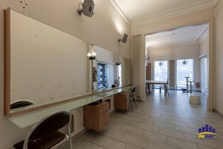 Op wandelafstand van het centrum van Ledeberg vindt u deze ruime herenwoning met een bewoonbare oppervlakte van 275 m². Dankzij de praktische indeling en de vele mogelijkheden is deze woning geschikt voor gezinnen, zelfstandigen of wie wonen en werken wil combineren.<br /><br />De inkomhal behoudt haar authentieke uitstraling met onder meer een originele trap, parketvloeren en hoge plafonds. Op het gelijkvloers bevindt zich een aparte ruimte die kan dienen als bureau of praktijk, aangevuld met een kitchenette. Achteraan bevinden zich de keuken, de leefruimte en een berging met apart toilet. De grote raampartijen zorgen voor veel natuurlijk licht en de woning beschikt bovendien over twee stadstuinen. Daarnaast zijn er 8 zonnepanelen aanwezig, wat bijdraagt aan een lagere energiekost.<br /><br />Op de drie verdiepingen zijn vier volwaardige slaapkamers en twee badkamers voorzien, waardoor er voldoende ruimte is voor een groot gezin of een combinatie van wonen en thuiswerken.<br /><br />De ligging is een extra pluspunt, met winkels, openbaar vervoer, het centrum van Ledeberg en belangrijke invalswegen in de onmiddellijke omgeving.<br /><br />Bent u op zoek naar een ruime woning met karakter en tal van mogelijkheden op een centrale locatie? Contacteer ons voor meer informatie of een bezoek.<br /> 