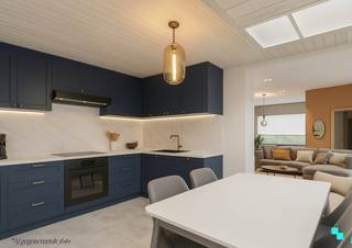 Ontdek deze ééngezinswoning met 4 slaapkamers en afzonderlijke garage in het hartje van Oostrozebeke. Met een bewoonbare oppervlakte van...