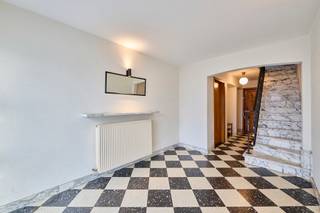 <p><strong>Charmante gezinswoning met 3 slaapkamers, inpandige garage en tuin op een toplocatie.</strong><br />Deze stadswoning in gesloten bebouwing is gelegen op de Sint-Truidersteenweg 278 en bevindt zich tussen de Kleine en de Grote Ring van Hasselt. Vlotte verbinding naar zowel het stadscentrum als belangrijke invalswegen en de oprit van de autostrade. De woning is oorspronkelijk gebouwd in de jaren '50 en straalt veel authenticiteit uit door het behoud van originele elementen. Gelegen op een perceel van 2a93ca. Handig weetje; het nevenliggende perceel grond wordt ook te koop aangeboden via ons kantoor.</p>
<p>Met een bruikbare oppervlakte van 171m² (bron EPC) is er aan ruimte geen gebrek. De woning behoeft renovatie, maaar biedt veel mogelijkheden.<br /><br /><span>De indeling is als volgt:</span><br /><em>Gelijkvloers: </em>riante inkomhal met prachtige marmeren trap naar de overige verdiepingen. Inpandige garage met ruimte voor het parkeren van een wagen en extra bergruimte waar ook de cv-ketel is ondergebracht. Momenteel wordt de woning op stookolie verwarmd maar er is reeds een gasaansluiting aanwezig. Aan de achterzijde is er een eerste ruimte die polyvalent kan ingericht worden als bureel of 3de slaapkamer.</p>
<p><em>Eerste verdieping:</em> trappenhal. Keukenruimte met eetplaats en apart toilet. Achterdeur met overdekt terras waardoor toegang tot de tuin via de trap. Gezellige leefruimte in L-vorm met originele schouw en parketvloer.<br /><br /><em>Tweede verdieping:</em> te renoveren badkamer met meubel met enkele lavabo, ligbad en toilet. Geiser voor warm water. Luik met toegang tot de stockagezolder. Er zijn twee ruime slaapkamers.</p>
<p>De zuidoostelijk georiënteerde tuin is omheind. Onderhoudsvriendelijk perceel met volledige privacy. De ruime oprit biedt plaats voor het parkeren van meerdere wagens.<br /><br />EPC-label F (542 kWh/(m²/jaar), waardoor er een renovatieverplichting rust op het pand. Asbestattest: 1 asbestmateriaal gevonden – zie attest onder “downloads". De elektriciteit is niet conform. Dubbele beglazing.</p>
<p>Op zoek naar een charmante woning boordevol potentieel? Neem dan vandaag nog contact op voor een bezoek.</p>
<p>Wij ontzorgen je ook voor de <strong>verkoop </strong>van je <strong>huidige woning</strong>! Voor meer uitleg helpen we je graag verder.</p>