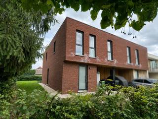 Gelegen aan het einde van een rustige doodlopende straat in Rotselaar, biedt deze recente halfopen bebouwing van 160 m² bruto vloeroppervlakte een mooie combinatie van comfort en energiezuinigheid.<br /><br />De lichtrijke leefruimte met open keuken vormt het middelpunt van de woning. Drie ruime slaapkamers, waarvan twee met inbouwkasten, een stijlvolle badkamer en twee bergruimtes vervolledigen het geheel. Eén van de bergruimtes biedt bovendien rechtstreekse toegang tot de voortuin.<br /><br />De zuidoost georiënteerde tuin sluit naadloos aan bij de leefruimtes en biedt een aangename, onderhoudsvriendelijke buitenomgeving.<br />Ook technisch is de woning zorgvuldig uitgerust, met EPC A, vloerverwarming, een warmtepomp, zonnepanelen en ventilatiesysteem D.<br /><br />Een verfijnde thuis op een rustige locatie, met een uitstekende bereikbaarheid. Het centrum, scholen, sportfaciliteiten en de E314 bevinden zich op korte afstand.<br /><br /><br />🗝️ 𝗣𝗿𝗮𝗸𝘁𝗶𝘀𝗰𝗵𝗲 𝗵𝘂𝘂𝗿𝗶𝗻𝗳𝗼𝗿𝗺𝗮𝘁𝗶𝗲<br />Huurprijs: € 1 650 p.m. | Hwb: 3 maanden<br />HC.: woninghuur (1 jaar overgaand in 9 jaar) <br />EPC-label A | Beschikbaar vanaf 01 december 2026 <br />Plaatsbeschrijving door expert op gem. kosten (50/50)<br />Lichtarmaturen inclusief | Mogelijkheid tot overname raamdecoratie.<br /><br />📞 Interesse? Contacteer ons snel voor een bezoek via mail mét vermelding telefoonnummer: info@dekrem.be. <br />Bekijk meer info op onze website: www.dekrem.be.
