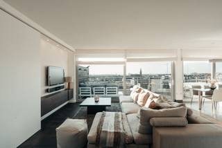 Stijlvol afgewerkt appartement van 202 m² met zuidwestelijke oriëntatie, gelegen op een toplocatie met open zicht op de jachthaven. De...