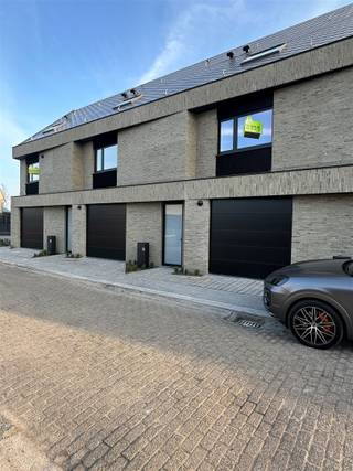 Instapklare energie-neutrale nieuwbouwwoning met garage en tuinIn een rustige en aangename omgeving bevindt zich deze uitzonderlijk ruime,...