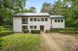 <p><span>Exclusief gerenoveerd appartement in het groen van Bonheiden</span></p><p><span>Op zoek naar rust, ruimte en comfort op een unieke locatie? Dit volledig gerenoveerde appartement op de eerste verdieping van een architecturaal bijzonder gebouw combineert luxe wonen met een uitzonderlijke ligging midden in het bos.</span></p><p><span>Het appartement beschikt over </span><span>2 ruime slaapkamers</span><span>, een </span><span>apart bureau</span><span>, een stijlvolle </span><span>badkamer met inloopdouche</span><span> en een </span><span>afzonderlijk toilet</span><span>. Daarnaast is er een praktische </span><span>wasberging</span><span> voorzien. De volledig uitgeruste keuken biedt alle hedendaagse comfort, terwijl de ruime leefruimte dankzij de grote raampartijen baadt in natuurlijk licht en een prachtig uitzicht biedt op de omliggende natuur.</span></p><p><span>Een absolute troef is de unieke setting: dit is het </span><span>enige appartement in het gebouw</span><span>. De overige ruimtes worden ingenomen door een exclusief reisbureau.</span></p><p><span>Verder beschikt het appartement over:</span></p><ul><li><span>Twee kleine terrasjes </span></li><li><span>Een toekomstig bijkomend gelijkvloers terras (nog aan te leggen) </span></li><li><span>Een eigen, aparte inkom </span></li><li><span>Twee private parkeerplaatsen inbegrepen in de huurprijs </span></li><li><span>Lucht/lucht warmtepompen in alle ruimtes voor energiezuinig verwarmen en koelen </span></li></ul><p><span>De verbruiken van elektriciteit en water zijn individueel en apart af te rekenen. Er zijn </span><span>geen</span><span> gemeenschappelijke kosten!</span></p><p><span>Dankzij de vlotte verbinding (ook met de bus -bushalte vlakbij) naar Mechelen en Bonheiden centrum geniet u van een perfecte combinatie van bereikbaarheid en absolute rust. Het spectaculaire uitzicht rondom en de ligging pal in het bos maken van dit appartement een zeldzame opportuniteit voor wie houdt van karaktervol wonen in een groene omgeving.</span></p><p><span>Kortom, de moeite om eens te bezoeken. Contacteer ReuzeGoed op <span>welkom@reuzegoed.be</span></span><span> of 0470 11 56 80 voor een afspraak!</span></p>