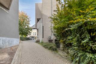 Centrally located in the heart of Dilbeek, this interesting investment property is located at Verheydenstraat 20B. The property consists of a commercial ground floor with an adjoining meeting room and a spacious duplex apartment, making it a particularly attractive investment for those looking for a combination of stable returns and real estate with potential.
The commercial ground floor, which currently houses a travel agency, offers an open and light-filled retail space with an adjoining kitchen and bathroom facilities. The basement also features a spacious meeting room, ideal for professional gatherings or additional commercial activities. Thanks to its prominent location and easy accessibility, this commercial space enjoys excellent visibility.
The duplex apartment extends over the first and second floors. The first floor comprises a cozy, open-plan living area with a fully equipped kitchen and access to a sunny terrace, as well as a separate toilet. On the second floor, there is a spacious bathroom, two full bedrooms, and an additional toilet. This makes the apartment ideal for residents who love space and comfort in a vibrant environment.
In short, this property combines living and working in an excellent location in Dilbeek and offers a good rental return. An ideal opportunity for investors looking for a stable investment property with commercial and residential assets.
More info of a visit: Michael@immoaccenta.be