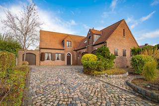 +++ verkoopovereenkomst in opmaak +++<br /><br />In de Nieuwstraat 37 te Korbeek-Lo bevindt zich deze zeer ruime alleenstaande woning met een bewoonbare oppervlakte van maar liefst 258 m², gelegen op een groot perceel van 13a 4ca. Deze karaktervolle en authentieke woning biedt een unieke kans voor wie op zoek is naar ruimte en charme, en bereid is om met de nodige liefde en visie een bijzonder mooie thuis te creëren. De ligging is een absolute meerwaarde: rustig en groen, maar tegelijk uiterst vlot bereikbaar dankzij de nabijheid van de op- en afrit van de E40, de Tiensesteenweg en diverse handelszaken zoals Carrefour, Aldi en Lidl.<br />Via een authentieke toegangspoort komt u binnen op een charmante binnenkoer, die meteen het unieke karakter van de woning benadrukt.<br />Op het gelijkvloers beschikt de woning over een ruime inkomhal, een woon- en eetkamer, een keuken, een veranda met zicht op de grote tuin, een bureau, een gastentoilet, een wasplaats en een garage met gedeeltelijke onderkeldering.<br />Op de eerste verdieping bevindt zich een ruime overloop, 2 ruime slaapkamers, twee badkamers met toilet en een grote doorloopkamer die perfect kan dienen als dressing, bureau of hobbyruimte. <br />De woning beschikt bovendien over een prachtige, grote tuin waar het heerlijk vertoeven is.<br />Hoewel de woning de nodige opfrissingswerken vereist, biedt zij in ruil een uitzonderlijke bewoonbare oppervlakte, authentieke elementen en een enorme flexibiliteit in indeling. Dit is een eigendom met karakter en ziel, waar men werkelijk iets unieks van kan maken.