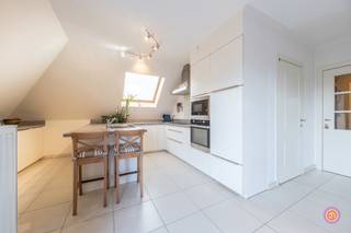 <p>Vandaag nemen we je mee naar de rustige gemeente Bornem. De gemeente staat bekend voor zijn mooie fietsroutes in een groene omgeving en de alombekende dodentocht.<br />We treffen een gebouw aan dat zich bevindt nabij het recreatiecentrum Breeven en op een boogscheut van scholen, diverse winkels, openbaar vervoer, tal van gezellige restaurantjes en cultureel centrum ter Dilft.<br /><br />Door trap of lift betreden we het appartement op de tweede verdieping. Via de private inkomdeur komen we binnen in de inkomhal die toegang biedt tot een gastentoilet. Verder betreden we via de inkomhal twee slaapkamers en een ruime badkamer voorzien van dubbele lavabo en inloopdouche.<br /><br />Wanneer we doorwandelen, komen we terecht in de lichtrijke leefruimte met praktische keuken voorzien van alle toestellen en aparte berging. Aansluitend aan de leefruimte bevindt zich het zonnige terras. Genieten van een aperitief was nog nooit zo aangenaam.<br /><br />In de leefruimte nemen we de trap naar boven om zo uit te komen bij de derde slaapkamer met ensuite ingerichte badkamer met lavabo, toilet en inloopdouche.<br /><br />De grote bewoonbare oppervlakte van dit appartement zorgt ervoor dat privacy centraal staat.<br /><br />Tot slot beschikt het appartement ook over een ondergrondse dubbele garage, die optioneel mee kan worden aangekocht aan € 30.000,00.<br /><br />Heb je interesse in dit gezellige appartement?<br />Neem dan gerust contact op via julie@julimmo.be of 0473 51 31 45.</p>