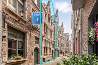 <p><b>Wonen onder de schoonste toren ter wereld<br /><br />De buurt</b></p>
<p><span>De Stoelstraat is een rustig, gebogen straatje in het hart van het historische Antwerpen: discreet, maar op wandelafstand van alles wat de stad groot maakt. Geen trams, geen drukte. Wel de beiaard van de Onze-Lieve-Vrouwekathedraal die op gezette tijden de uren markeert. De Groenplaats, de Handschoenmarkt, de beste restaurants en winkels: alles om de hoek. Toch keert u 's avonds terug naar een van de stilste straatjes van de binnenstad.</span></p>
<p><b>De woning</b></p>
<p><span>Over vier niveaus biedt dit breedhuis een aangename, praktische indeling, ideaal voor wie ruimte en rust zoekt middenin de stad.</span></p>
<p><span>Het gelijkvloers telt een gezellige woonkamer en een kitchenette. Op de eerste verdieping liggen twee ruime slaapkamers en een douchekamer. De tweede en derde verdieping bieden opnieuw twee slaapkamers en een tweede douchekamer: perfect voor een gezin, thuiswerk, logeerkamer of extra leefruimte.</span></p>
<p><span>Wie houdt van karakter, rust en een centrale ligging, vindt in de Stoelstraat een thuis die zelden vrijkomt: een eigen plek midden in het kloppend hart van Antwerpen.</span></p>