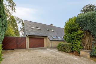 <p><span>Ruime gezinswoning met 4 slaapkamers op een prachtig perceel van 963 m² in Bonheiden</span></p><p><span>Op een rustige locatie in een doodlopende straat te Bonheiden vinden we deze ruime en verzorgde gezinswoning met maar liefst 269 m² bewoonbare oppervlakte op een perceel van 963 m².</span></p><p><span>De woning biedt volop ruimte en comfort voor het hele gezin, met 4 volwaardige slaapkamers, 1 badkamer en 2 douchekamers. De vernieuwde keuken vormt een absolute blikvanger en combineert een eigentijdse uitstraling met praktisch comfort.</span></p><p><span>Dankzij de royale woonoppervlakte zijn er tal van mogelijkheden om wonen, werken en ontspannen comfortabel te combineren. Het ruime perceel biedt bovendien volop buitenruimte en privacy.</span></p><p><span>Ook op energetisch vlak scoort de woning goed, met een EPC van 169 kWh/m²/jaar (label B). De elektrische installatie is conform.</span></p><p><span>De ligging in een doodlopende straat zorgt voor een rustige en aangename woonomgeving, terwijl de woning dankzij haar ruime oppervlaktes en perceel bijzonder geschikt is voor gezinnen die op zoek zijn naar comfort en ruimte.</span></p><p><span>Troeven op een rij:<br />269 m² bewoonbare oppervlakte<br />963 m² perceel<br />4 volwaardige slaapkamers<br />1 badkamer + 2 douchekamers<br />Prachtig vernieuwde keuken<br />EPC 169 kWh/m²/jaar label B<br />Elektrische installatie conform<br />Rustige ligging in doodlopende straat</span></p><p><span>Een ruime en veelzijdige gezinswoning die absoluut een bezoek waard is!</span></p>