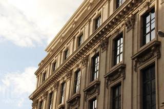 Uitstekend gelegen kantoorruimte van 61 m² te huur in het prestigieuze kantoorgebouw Colonies Square, langs de Koloniënstraat 56 in het centrum van Brussel.<br /><br />Het gebouw, gerenoveerd in 2004 en bekroond met een BREEAM-certificaat ‘Very Good’, combineert een representatieve uitstraling met hedendaags comfort en flexibele kantooroplossingen. De ruimtes zijn voorzien van onder meer airconditioning, verhoogde vloeren en glasvezelaansluiting. De indrukwekkende centrale patio zorgt bovendien voor een aangename lichtinval en een inspirerende werkomgeving. <br /><br />De kantoorlocatie bevindt zich in de historische Brusselse Vijfhoek, in de prestigieuze omgeving van het Koninklijk Paleis en op wandelafstand van het Warandepark, de Sint-Michiels- en Sint-Goedelekathedraal en de Europese instellingen. Ook de Kunstberg, met zijn culturele voorzieningen, restaurants en winkels, ligt vlakbij. Deze centrale ligging biedt een uitstekende combinatie van zakelijke uitstraling, stedelijke dynamiek en talrijke faciliteiten in de onmiddellijke omgeving.<br />Uitstekend bereikbaar met het openbaar vervoer, op wandelafstand van het station Brussel-Centraal en de metrostations Centraal Station en Troon. Dankzij de centrale ligging en de nabijheid van de belangrijkste Europese instellingen vormt Colonies Square een ideale uitvalsbasis voor ondernemingen die op zoek zijn naar een kwalitatieve, representatieve en vlot bereikbare kantooromgeving in Brussel.<br /><br />Contacteer PANORAMA B2B voor bijkomende inlichtingen of een vrijblijvend plaatsbezoek bezoek 0477 09 00 09.