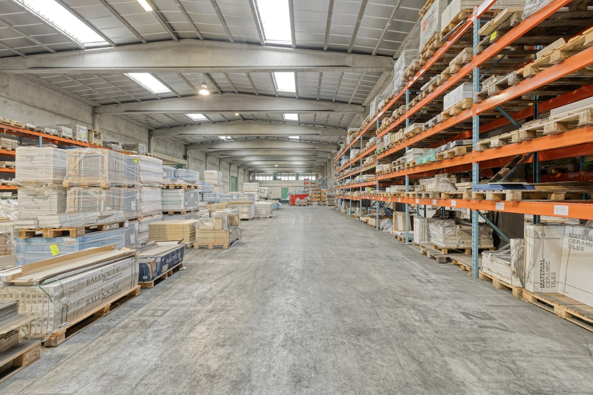 Strategically located warehouse (2,850 m²) - photo 4