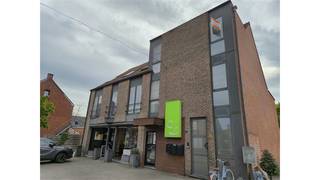Een appartement op de tweede verdieping bestaande uit een woonkamer met open, ingericht keuken, 2 slaapkamers, badkamer, wasplaats, terras...