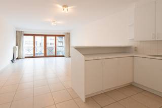 Dit goed onderhouden 2 slaapkamer appartement te koop is gelegen langs de Koningsstraat op wandelafstand van handelszaken, openbaar vervoer, zee en strand.Indeling:- ruime inkomhall- apart toilet- living met goed uitgeruste open keuken (vaatwas, frigo met vriesvak, vitrokeramische kookplaat,...)- berging met aansluiting wasmachine- apart toilet met handwaslavabo- badkamer met ligbad en dubbel lavabomeubel- slaapkamer 1- slaapkamer 2- ruim zonneterras achteraan het appartementPluspunten: - zonneterras- centraal gelegen (dichtbij openbaar vervoer, zee en strand, horeca,...)- EPC label A- fietsenberging in het gebouwOp zoek naar een centraal gelegen appartement te koop in het centrum van Oostende? Contacteer ons meer informatie.