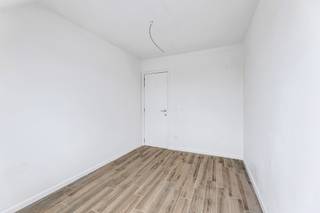 <p>Topo-Immo biedt u deze <strong>nieuwbouw 3-gevel woning</strong> aan, gelegen op <strong>een perceel van 3a68ca.</strong></p><p></p><p>De indeling is als volgt:</p><p>Het gelijkvloers omvat <strong>een inkomhal</strong> voorzien van <strong>vestiaire</strong> en een <strong>dubbele garage.</strong></p><p>Op de eerste verdieping vinden we<strong> de woonkamer met open geïnstalleerde keuken</strong> met <strong>zicht op het terras</strong> en <strong>de zuidgerichte tuin.</strong> Verder vinden we op deze étage nog <strong>een bergruimte en een toilet</strong>. Verdieping 2 omvat <strong>3 slaapkamers</strong>, <strong>een moderne badkamer</strong> en <strong>opnieuw een apart toilet</strong>.</p><p>Bovendien beschikt de woning over <strong>een inrichtbare zolder van 24 m²</strong>.</p><p><strong>Zeer goed en centraal gelegen</strong>: Nabij Ninove, Lennik, Ternat... Winkels, scholen, openbaar vervoer in de onmiddellijke omgeving. <br /><strong>Oprit - Ventilatiesysteem type D - zonnepanelen - vloerverwarming - regenwaterput</strong><br /><strong>EPB A - in opmaak</strong></p><p><strong>Verkoop onder btw-stelsel: 21% btw op de constructie en 12% registratierechten op de grond. Stedenbouwkundige inlichtingen en maatregelenregister in aanvraag. </strong></p>