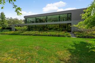 MECHELEN: Indrukwekkend, hedendaags wonen langs het water en in het groen op 30.000m² met eigen wellness, paddock en home-cinema.  Op enkele minuten...