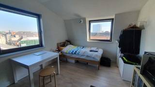 Lichtrijke gerenoveerde STUDIO-STUDENTENKAMER in een residentie met enerzijds kantoren UA en anderzijds studentenkamers. Eigen vernieuwde keuken, eigen sanitair met nieuwe boiler. Fietsstalling op binnenpleintje.<br />Conciërge aanwezig. Rustige ligging op 5de verdieping. Lift aanwezig. Momenteel verhuurd. Verhuur verzekerd, nu al aanvragen voor volgend academiejaar.