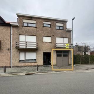 Deze zeer ruime dubbele garagebox / opslagplaats op gelijkvloerse verdieping bevindt zich vlakbij het centrum van De Haan. De garagebox meet 11,6m...