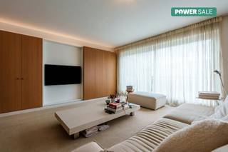 Op de vijfde verdieping van een centraal gelegen residentie in Roeselare bevindt zich dit exclusieve appartement van 106 m², volledig...