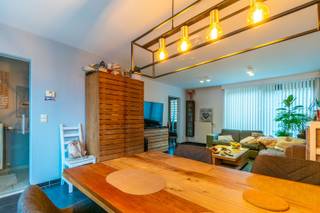 Een instapklare, goed onderhouden woning met oa. 3 mooie slaapkamers,<br />terras, tuin en een garage, ideaal gelegen in een verkeersarme wijk. <br /><br />Op het gelijkvloers: inkomhal met toilet, woonkamer (26.00m²), ingerichte keuken (11.50m²) + bergplaats, wasplaats / bureelruimte (8.20m²);<br />Op de eerste verdieping: nachthal met kleine berging, 3 slaapkamers (11.90 / 12.50 / 12.60m²), badkamer (bad, douche, dubbele wastafel, toilet);<br />Verder: terras 18m², tuin, garage (5.55m x 2.75m).<br />Buitenschrijnwerk hardhout dubbel glas - Centrale verwarming op aardgas + airco<br />EPC: label C (236kW/h)<br />Perceeloppervlakte: 1a 41ca (huis) + 18ca (garage) <br />Kadastraal inkomen: 791€ (huis) + 74€ (garage) <br />Stedenbouwkundige inlichtingen aanwezig op kantoor.