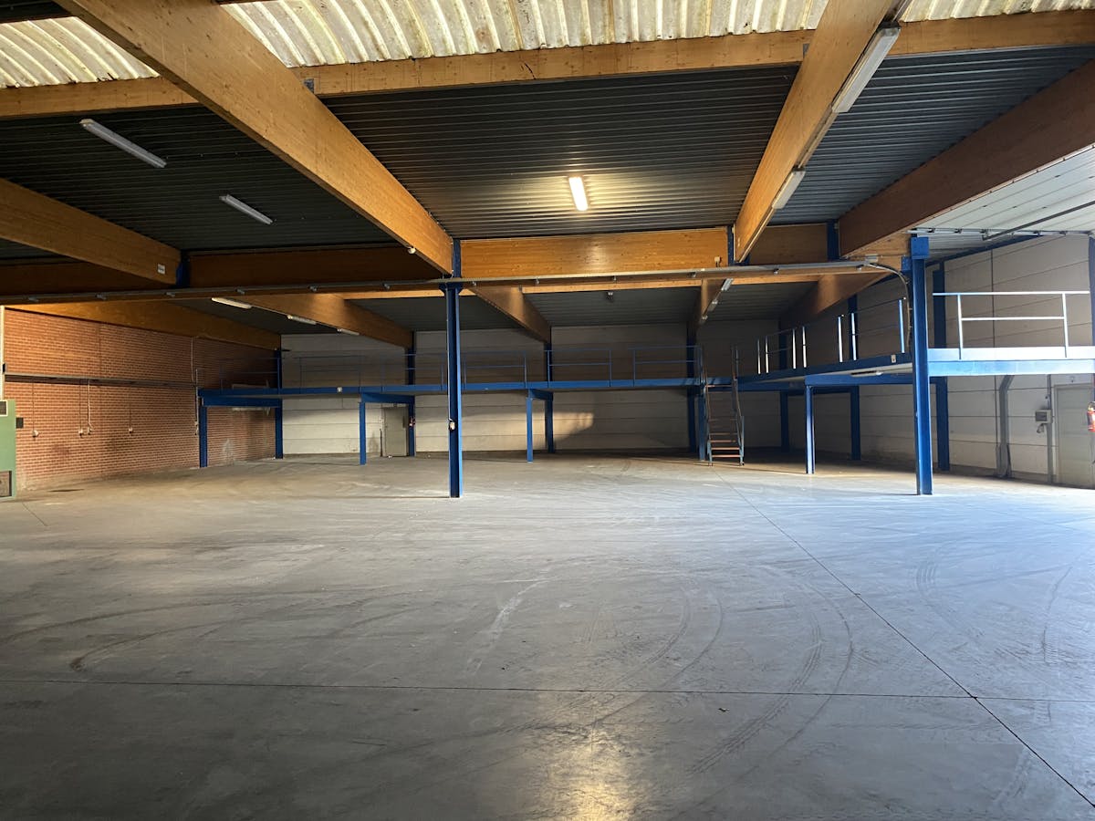 Warehouse on a commercial location near exit E403 in Roeselare - photo 4