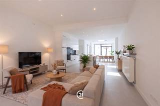 <p>Op een toplocatie in het centrum van Zottegem, op wandelafstand van winkels, restaurants en openbaar vervoer, bevindt zich deze ruime en instapklare woning. Deze woning werd het afgelopen jaar volledig gerenoveerd.</p><p>De volledig uitgeruste keuken met kookeiland vormt het hart van de woning en biedt alle ruimte om uitgebreid te koken en gezellig samen te zijn. Verder beschikt de woning over een gezellig terras, een praktische kelder, een douchekamer én een badkamer, wat zorgt voor extra comfort in het dagelijks leven.</p><p>Met maar liefst vier volwaardige slaapkamers biedt deze woning alle ruimte voor een gezin, thuiswerk en/of hobby's.</p><p>Bent u op zoek naar een ruime woning op een centrale ligging waar comfort en bereikbaarheid perfect samengaan? Contacteer ons vandaag nog voor een bezoek.<br /> </p>