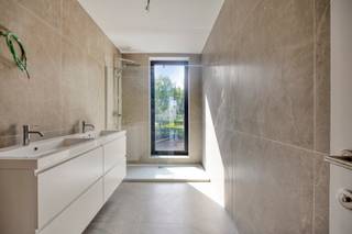 <p>Ben je op zoek naar een instapklare nieuwbouwwoning in Hasselt waar kwaliteit, energiezuinigheid en wooncomfort centraal staan? Dan is deze stijlvolle BEN-woning in de Zestienbundersstraat beslist een bezoek waard.</p><p>De woning bevindt zich op een mooi perceel van 5a53 en combineert moderne architectuur met een warme, tijdloze uitstraling. De verzorgde gevelsteen, de grote raampartijen en de hoogwaardige afwerking zorgen voor een aangename woonbeleving waarin licht en ruimte centraal staan. Bovendien is de woning volledig geschilderd, zodat je meteen kunt verhuizen.</p><p>Op het gelijkvloers kom je binnen in een lichtrijke leefruimte die naadloos overgaat in de open keuken en uitgeeft op het ruime terras en de fraai aangelegde tuin. De inpandige garage biedt plaats aan je wagen en vormt tegelijk een praktische extra berging.</p><p>Op de verdieping vind je drie ruime slaapkamers en twee volledig afgewerkte badkamers. Beide badkamers zijn uitgerust met een inloopdouche, een dubbele wastafel en een stijlvolle, volledig betegelde afwerking. Hierdoor geniet elk gezinslid van extra comfort en privacy.</p><p>Ook buiten is werkelijk aan alles gedacht. De zuidoostgerichte tuin is volledig aangelegd met een ruim terras, gazon, haag en omheining. De prachtige treurwilg geeft de tuin een uniek karakter en creëert een sfeervolle plek waar je het hele jaar door kunt genieten van rust en groen.</p><p>Ook op technisch vlak voldoet deze woning aan de hoogste verwachtingen. Dankzij de warmtepomp, ventilatiesysteem D, hoogwaardige isolatie en het zeer gunstige E-peil woon je energiezuinig en toekomstgericht, met een aangenaam binnenklimaat en lage energiekosten als resultaat.</p><p>De woning is gelegen in de rustige en residentiële Zestienbundersstraat, een aangename woonomgeving aan de rand van Hasselt. Je woont op korte afstand van het natuurgebied en recreatiedomein Kiewit, waar je volop kunt wandelen, fietsen en ontspannen. Scholen, winkels, openbaar vervoer en het bruisende centrum van Hasselt bevinden zich eveneens vlakbij. Dankzij de vlotte verbinding met de E313 en andere belangrijke invalswegen bereik je bovendien snel elke bestemming.</p><p>Deze volledig afgewerkte BEN-nieuwbouwwoning is ideaal voor wie zonder zorgen wil verhuizen naar een energiezuinige woning op een rustige, groene locatie. Bovendien geniet je, indien je voldoet aan de wettelijke voorwaarden, mogelijk van het verlaagde btw-tarief van 6 procent. Neem gerust contact op voor meer informatie of een bezoek.</p>
